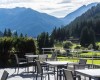 Terasa s venkovním posezením a výhledem na hory.