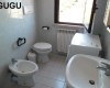 Koupelna s toaletou, bidetem, umyvadlem a pračkou.