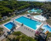 Venkovní aquapark s bazény, tobogány a okolní zelení.