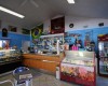 Kavárna s modrými stěnami, barem a nabídkou zmrzliny.