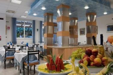 Restaurace s jídelními stoly a talíři s ovocem.