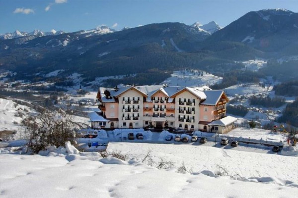 Hotel uprostřed zasněžené horské krajiny.