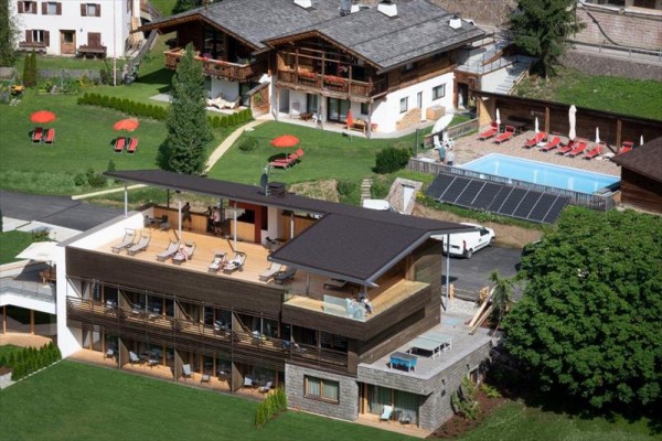 Moderní vila s terasou a bazénem v horské oblasti.