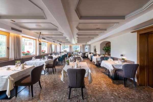 Elegantní restaurace s prostřenými stoly a moderním designem.