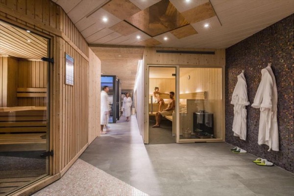 Interiér wellness centra se saunami a odpočinkovými místnostmi.