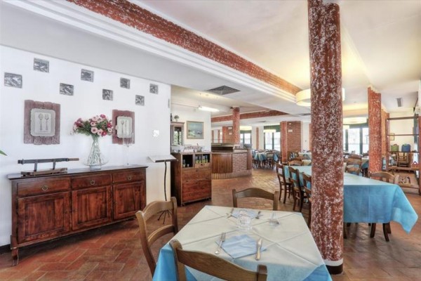 Restaurace s dřevěným nábytkem a modrými ubrusy.  