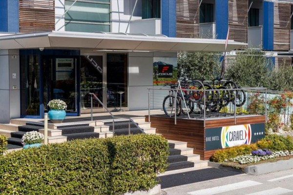Vstup do hotelu s nápisem 