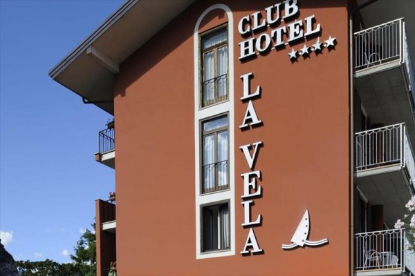 Čelní pohled na budovu hotelu s názvem 