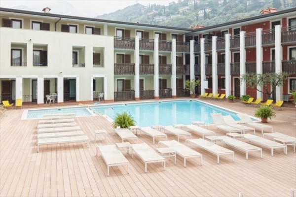 Bazén s lehátky u moderního hotelu.