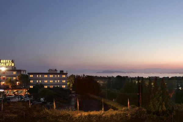 Hotel Galiffi při soumraku s výhledem na moře a okolní krajinu.