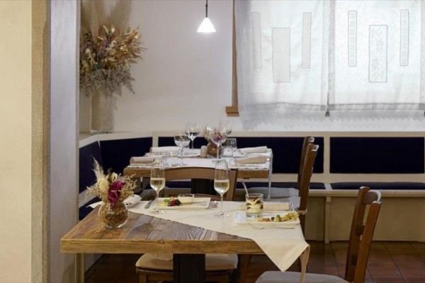 Restaurace s prostřenými stoly, ozdobami a jemným osvětlením.  