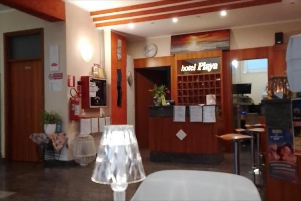 Recepce hotelu s nápisem 