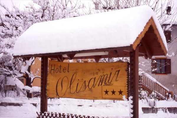 Cedule hotelu Olisamir se třemi hvězdičkami pod zasněženou střechou.