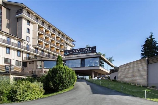 Moderní hotelový komplex s nápisem 