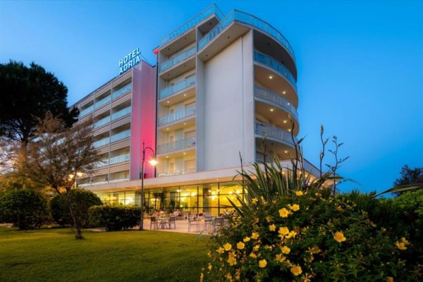 Moderní hotel s nápisem 