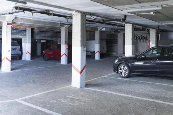 Podzemní garáž s parkujícími automobily.