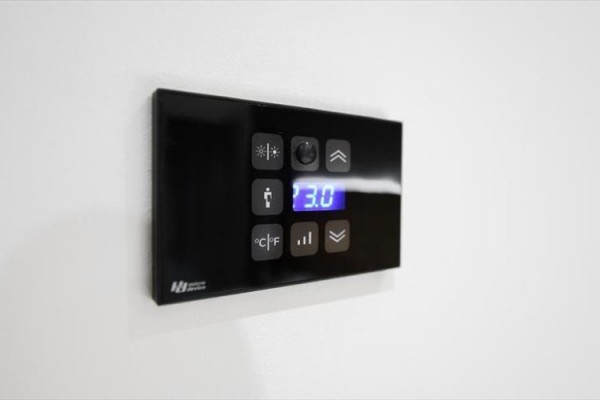 Digitální termostat s displejem ukazujícím teplotu 13 °C.