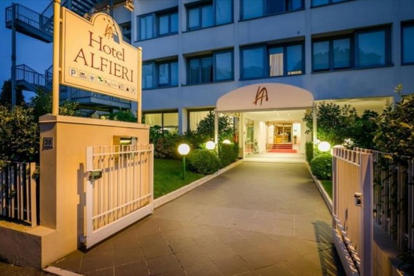 Vstup do hotelu Alfieri s večerní iluminací.