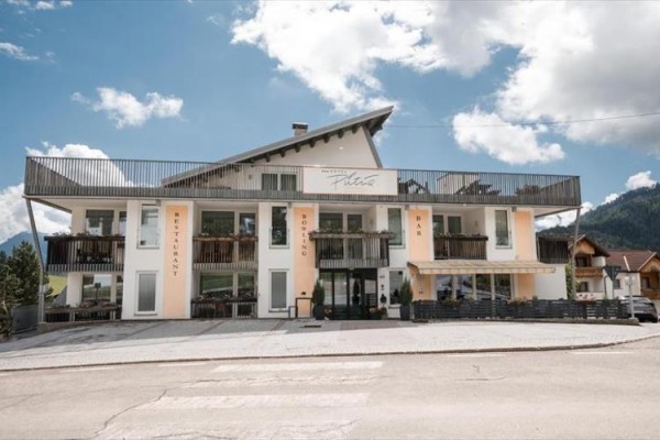 Budova s restaurací, bowlingem a barem v malebném alpském prostředí.