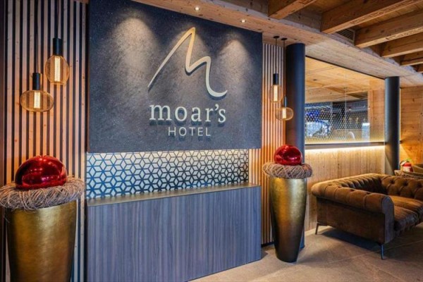 Recepce v moderním hotelu s nápisem 