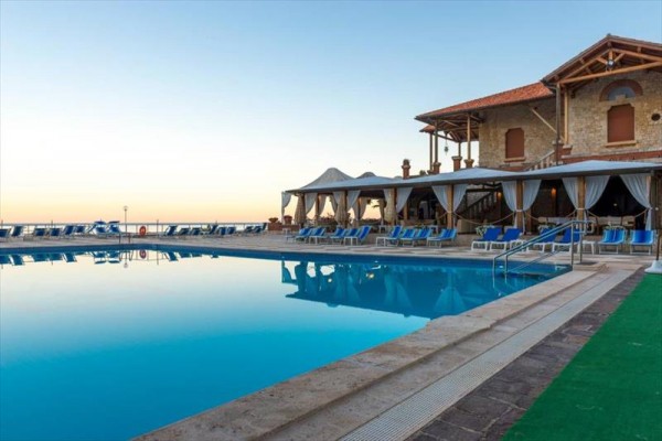 Luxusní hotel u venkovního bazénu za soumraku.