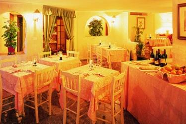 Restaurace s prostřenými stoly a dekoracemi ve světlých barvách.  