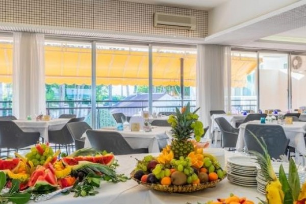 Prostorná restaurace s bufetovým stolem plným čerstvého ovoce.