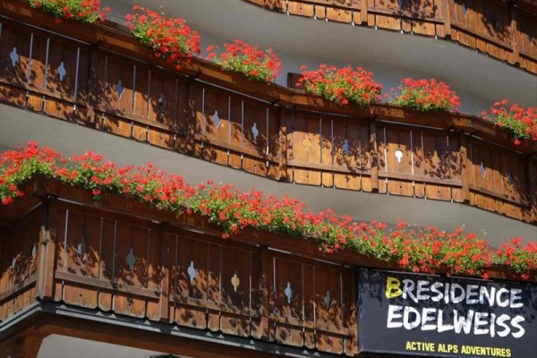 Balkony s květinami a cedule s nápisem 