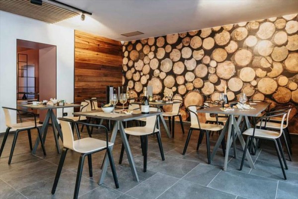 Moderní restaurace s dřevěnými dekoračními prvky na stěně.