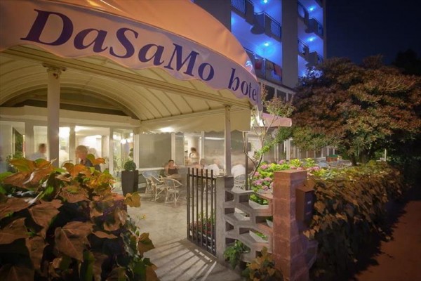 Noční pohled na vstup do hotelu DaSaMo s osvětlenými balkonovými světly.