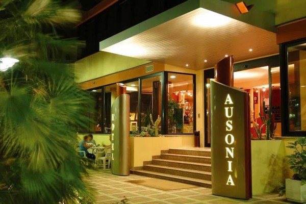 Vstup do hotelu s neonovým nápisem 