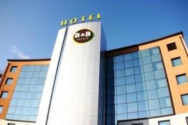 Moderní budova hotelu s logem B&B.