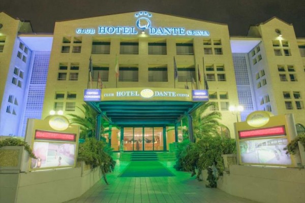 Vstup do hotelu s nápisem 