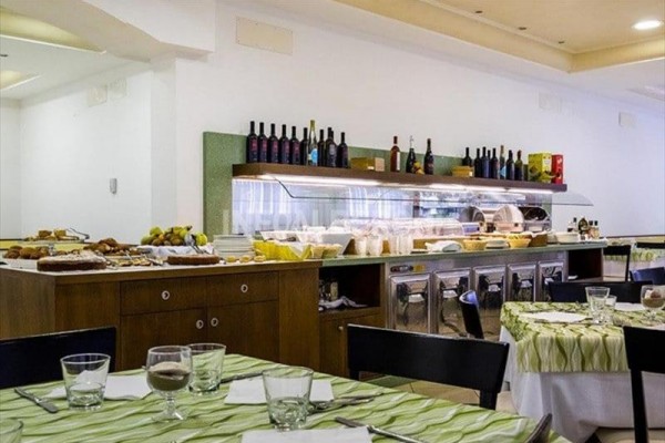Restaurace se stolním setem a bufetem plným jídla a nápojů.