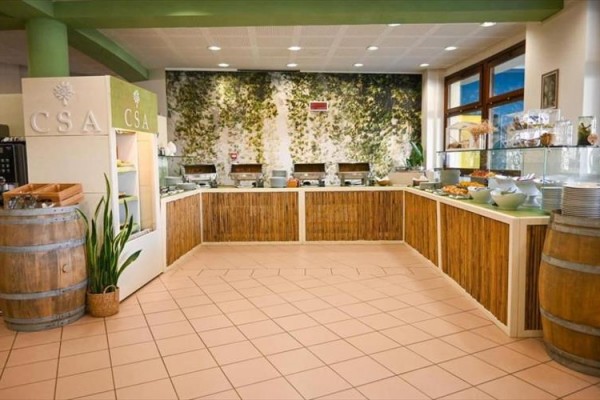 Bufetové pulty s různými pokrmy v restauraci s rustikálním designem.