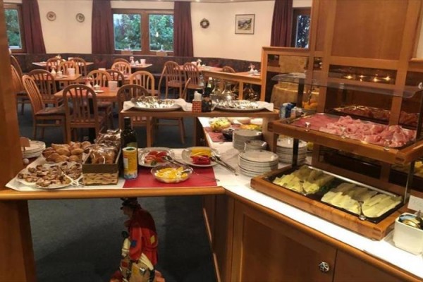Bufet se studenými pokrmy a pečivem v restauraci.