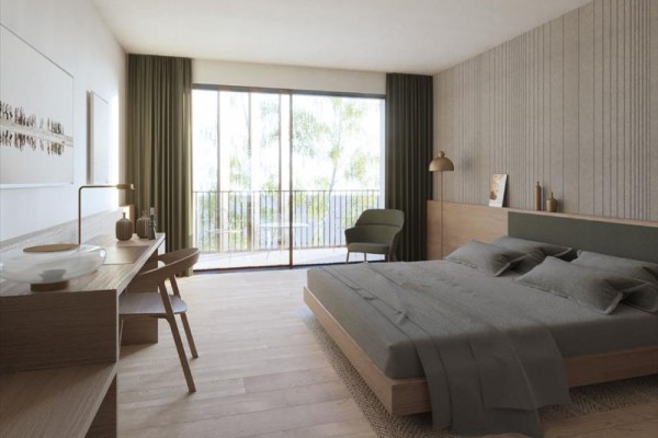 Moderní ložnice s velkou postelí, psacím stolem a prosklenými dveřmi vedoucími na balkon.