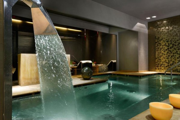 Luxusní wellness centrum s bazénem a vodopádem.