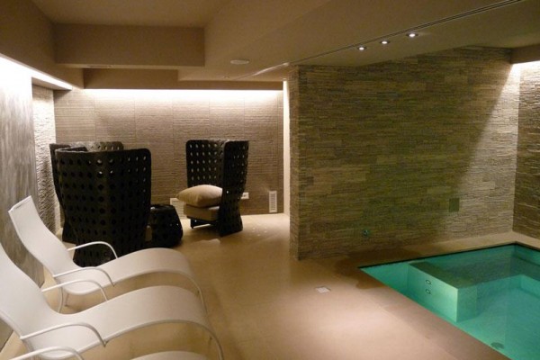 Luxusní wellness prostor s bazénkem a designovým posezením.