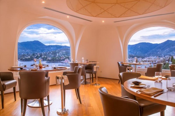 Elegantní restaurace s výhledem na hory a jezero.