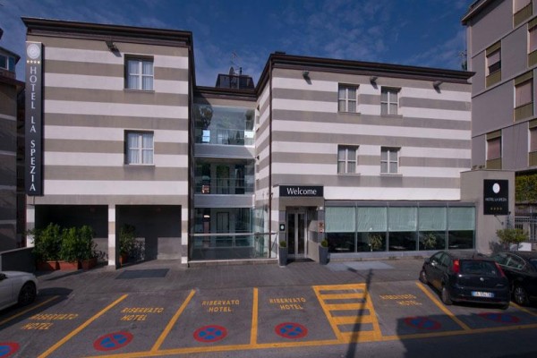 Vchod do hotelu s náhradními místy pro parkování před ním.