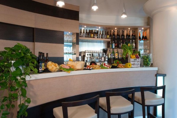 Moderní bar s nápoji a občerstvením.