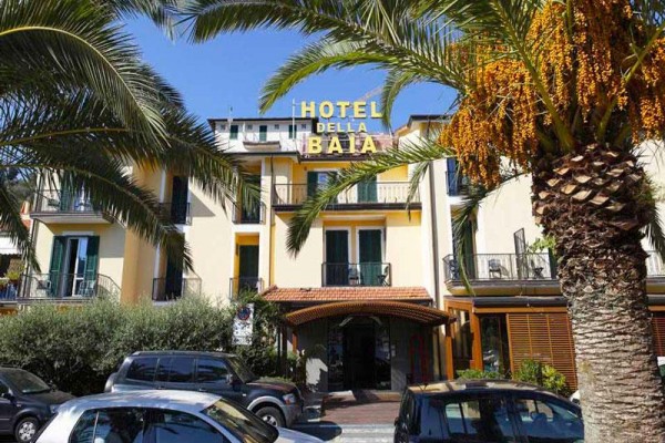 Třípatrový hotel s nápisem 