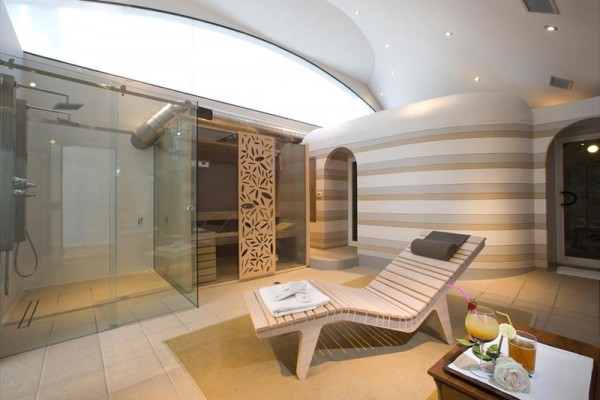 Moderní lázeňské wellness se saunou a lehátkem.
