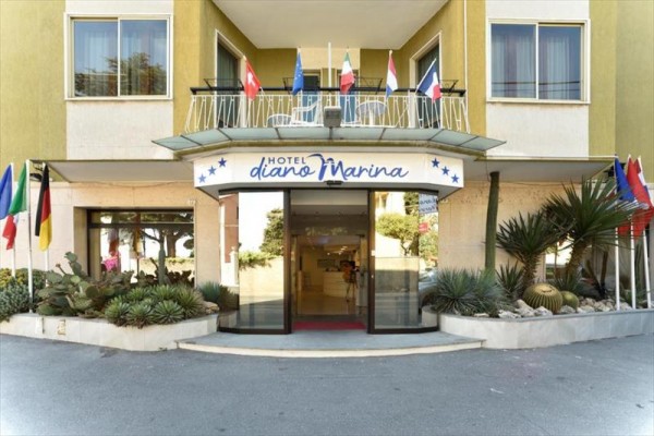 Vstup do hotelu s nápisem 