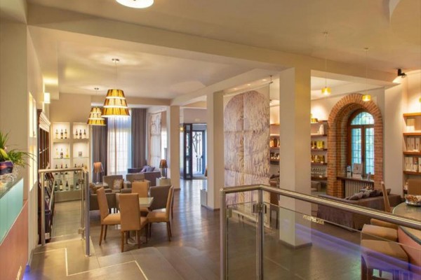 Moderní interiér restaurace s dřevěným nábytkem a tlumeným osvětlením.