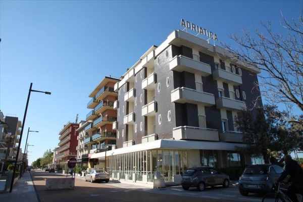 Moderní budova se čtyřmi patry a nápisem 