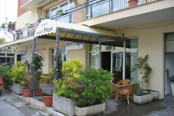Vchod do hotelu Playa s terasou a rostlinami v květináčích.