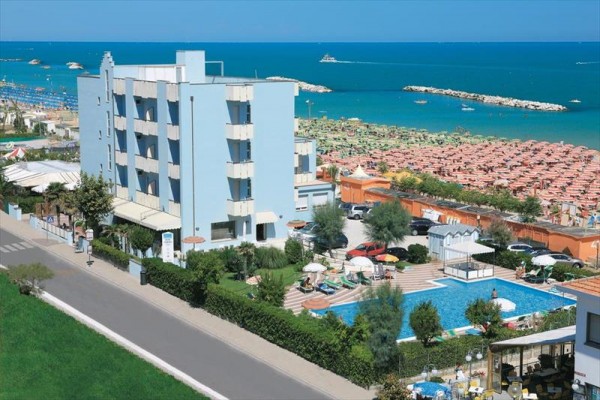 Hotel s bazénem u pláže.
