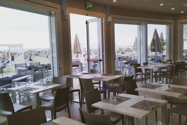 Restaurace s výhledem na pláž a venkovním posezením.